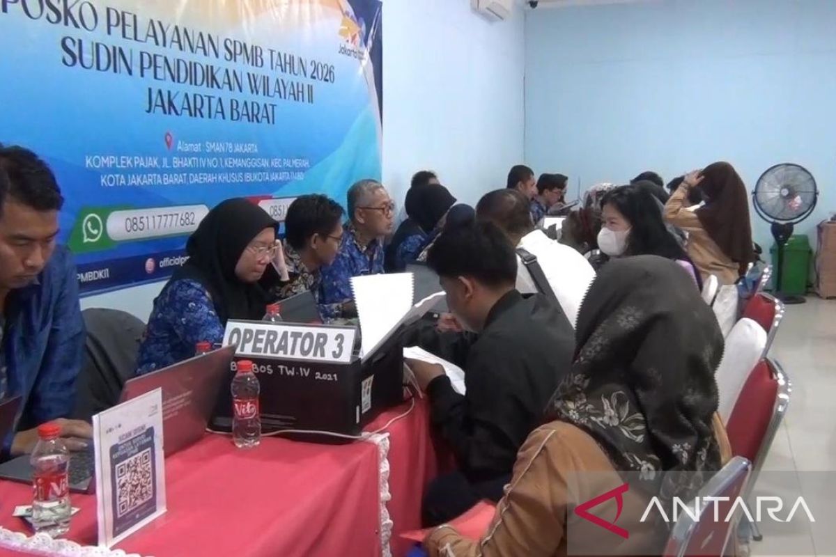 Alami kendala pendaftaran, orang tua murid padati posko SPMB di Jakbar
