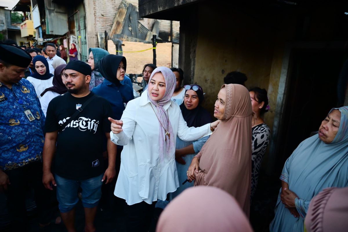 Wagub Sulsel serahkan bantuan bagi korban kebakaran di Kelurahan Mangasa Makassar
