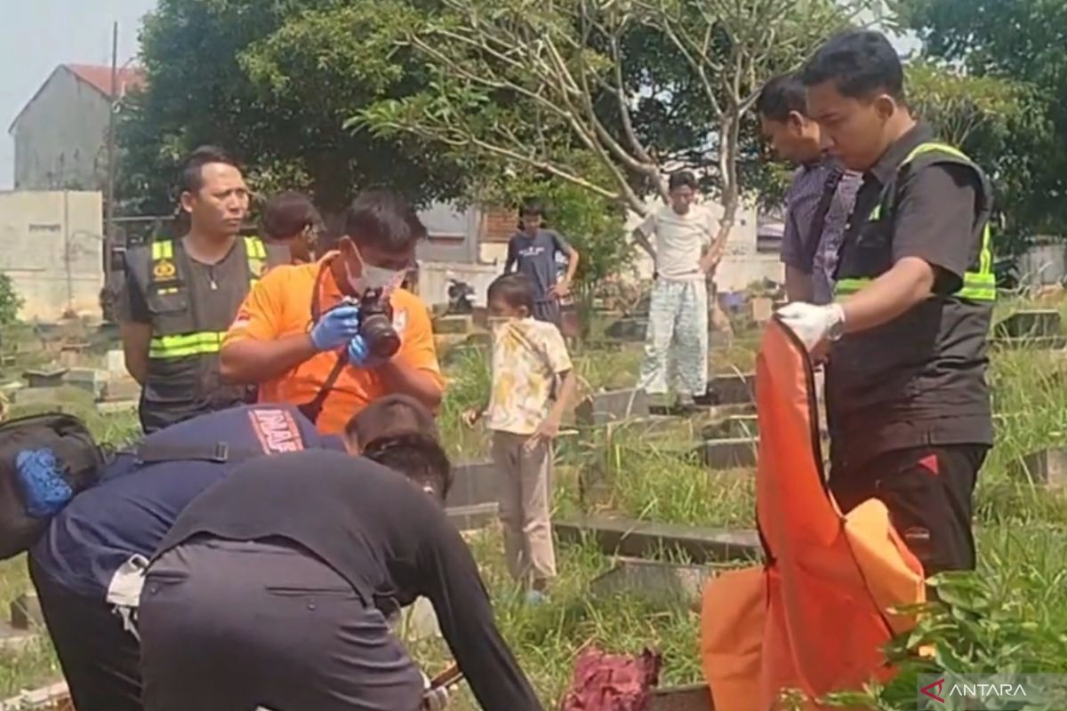 Jasad bayi dalam plastik hitam ditemukan di pemakaman Susukan Jaktim