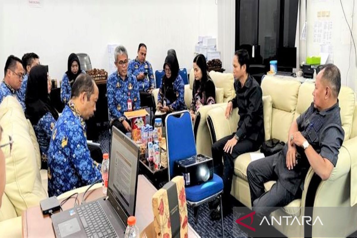 Pemkab Barut distribusikan seragam dan peralatan sekolah tahap pertama akhir Juni