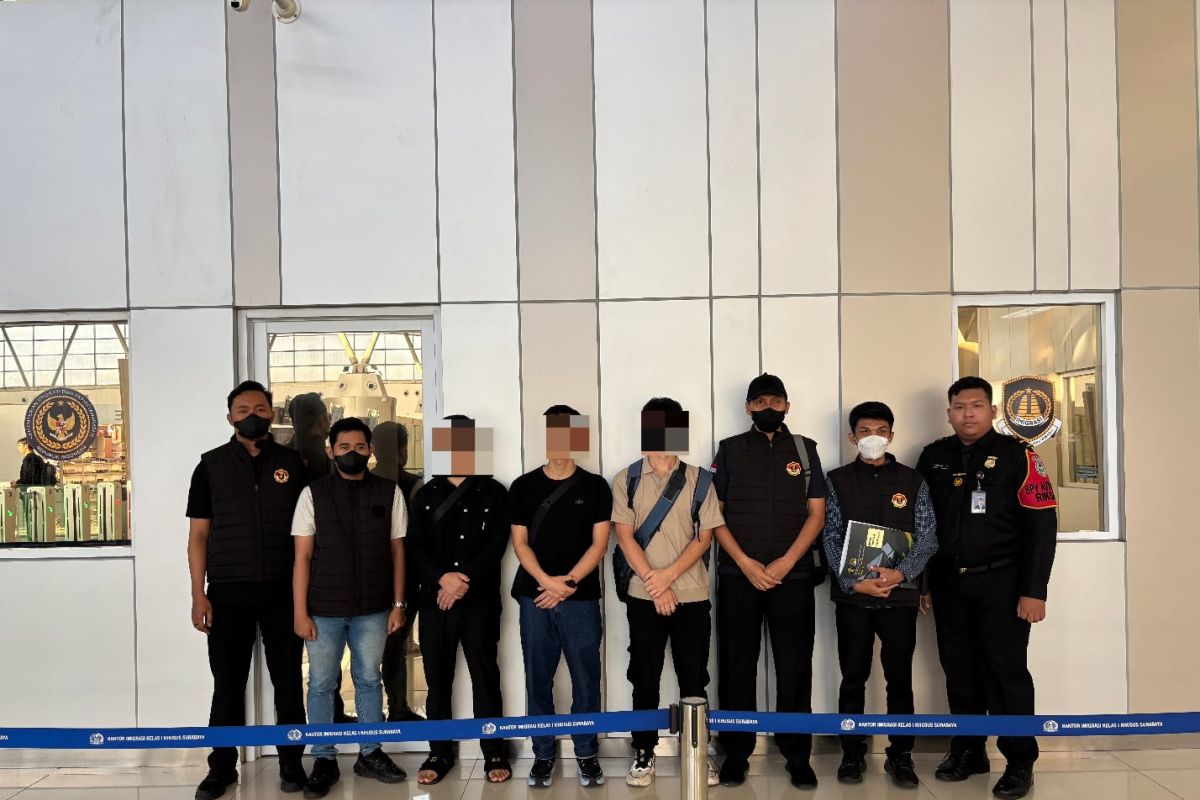 Imigrasi deportasi 3 WNA Tiongkok yang manipulasi data untuk visa