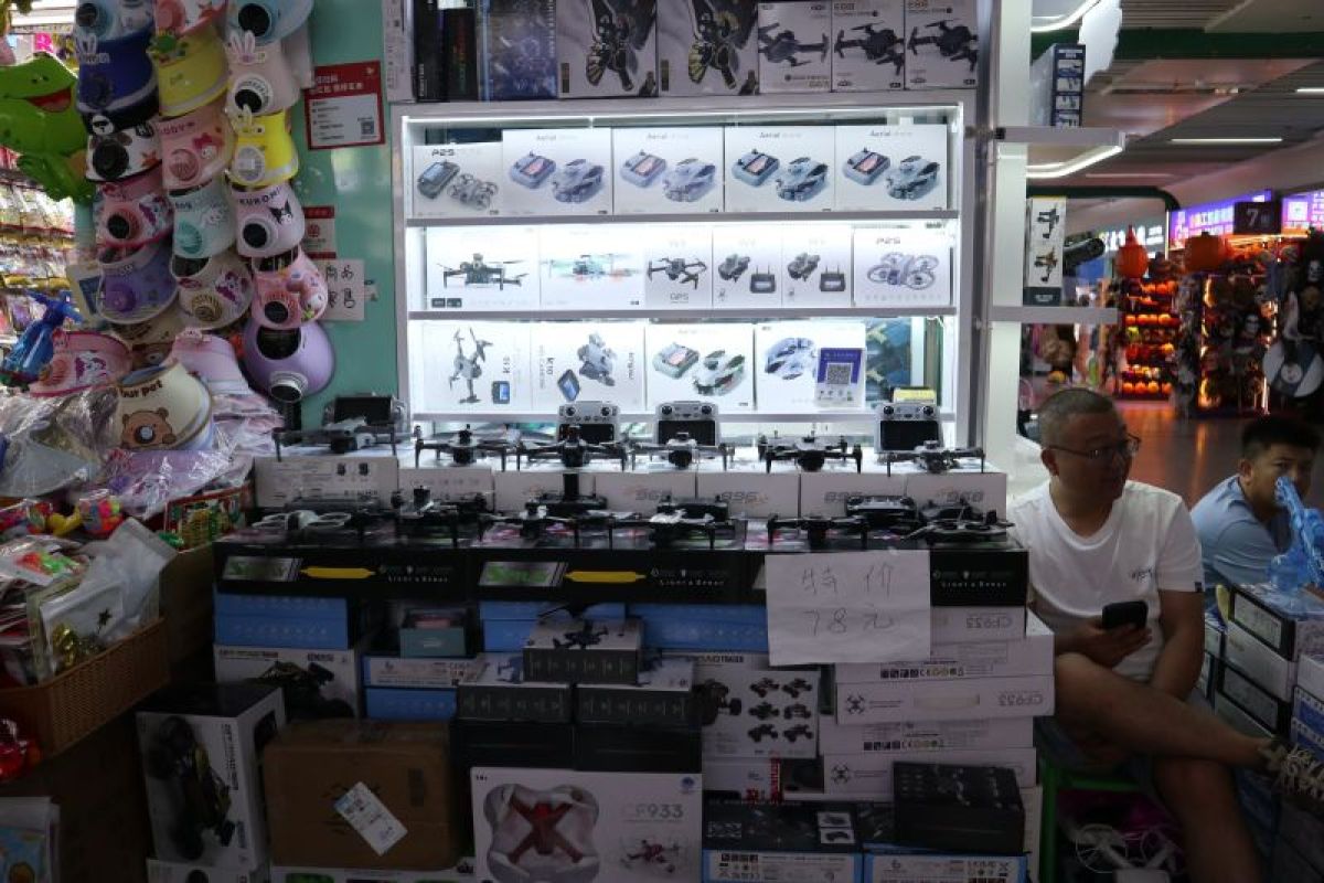 Mengubek barang "made in China" di supermarket raksasa Yiwu