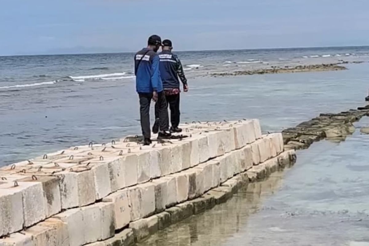 Pemkab tinggikan tanggul di Pulau Kelapa untuk cegah abrasi