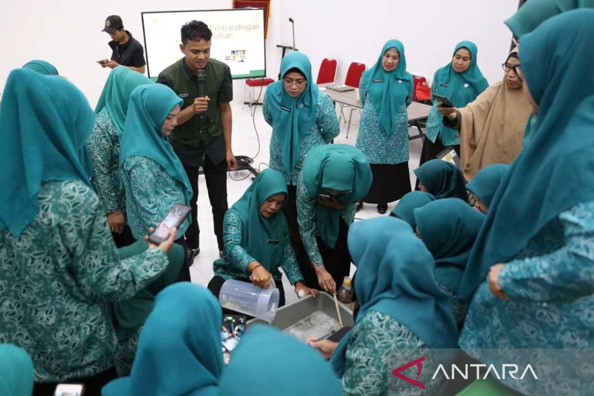 Emak-emak di Makassar dilatih buat eco enzym dari limbah