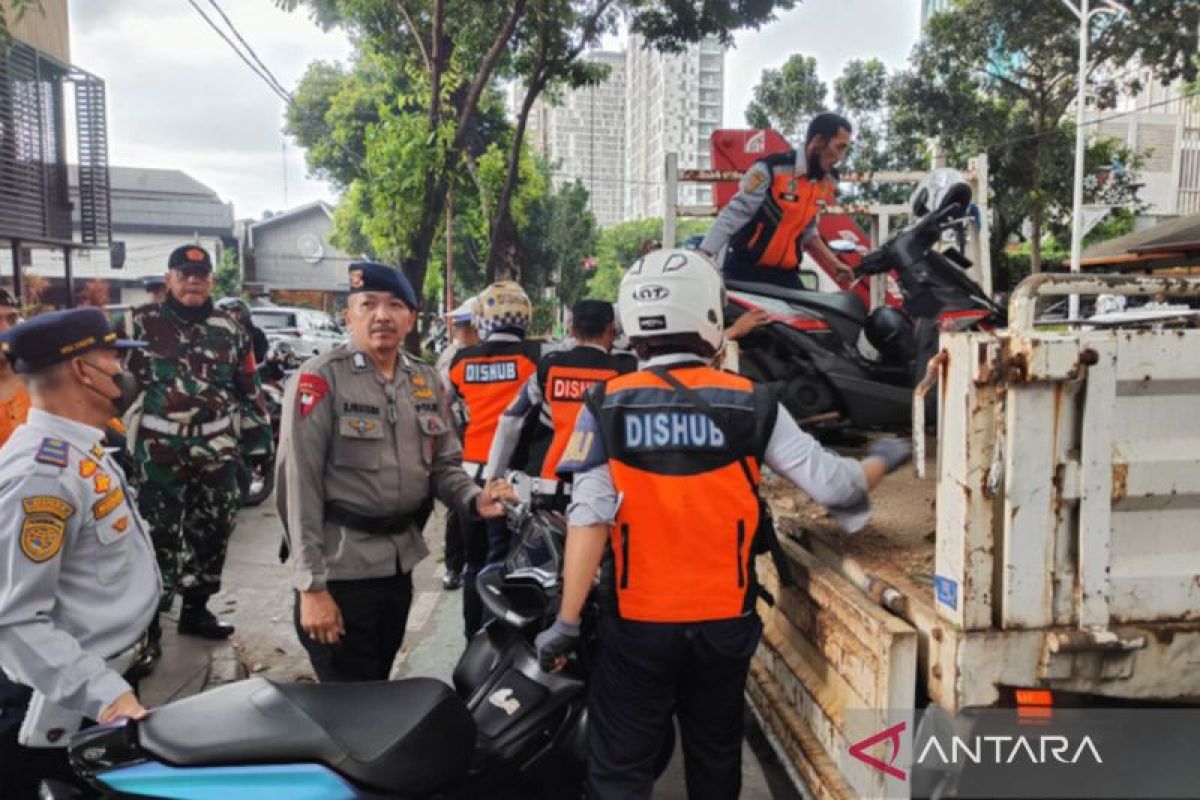 Sudinhub Jaktim angkut motor yang parkir di atas trotoar Jatinegara