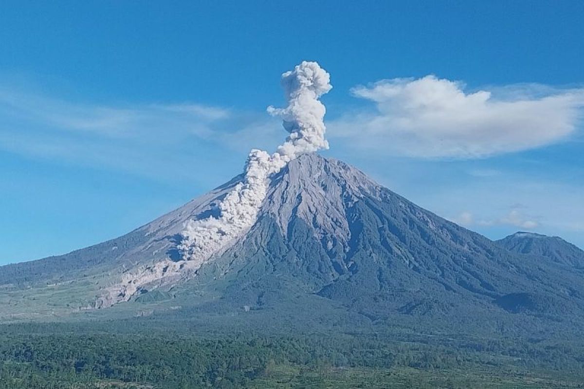 BPBD Lumajang ingatkan warga tetap waspada saat aktivitas Semeru naik