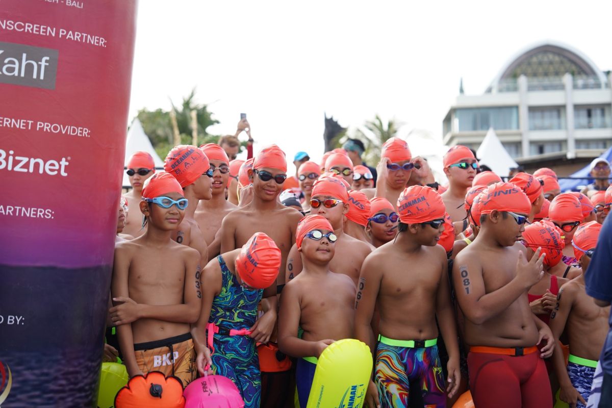 Perenang hadapi tantangan laut terbuka di Oceanman Bali 2026
