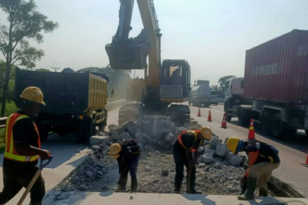 Jasamarga lanjutkan kegiatan pemeliharaan jalan Tol Jakarta-Cikampek