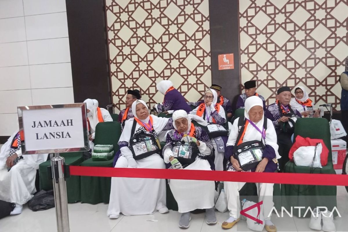 Debarkasi Hasanuddin Makassar layani 1.949 jamaah haji lansia