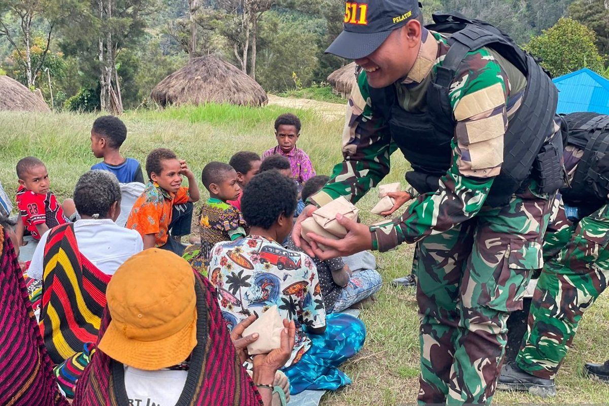 TNI jalin kedekatan lewat bagi makanan bergizi bagi warga Lanny Jaya