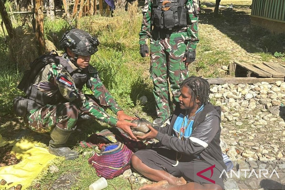 Satgas Yonif 511/DY bagikan paket bapok ke warga Numbukawi Lanny Jaya