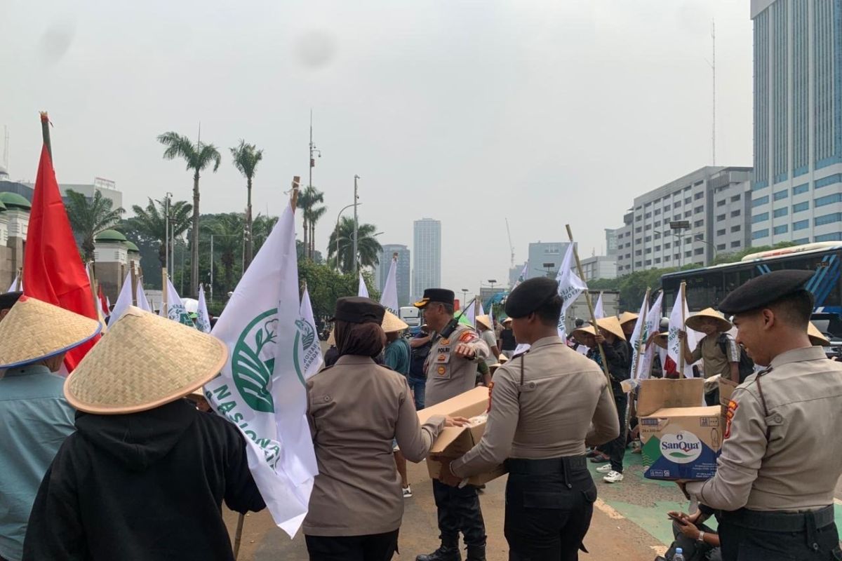 Polisi bagikan makanan dan minuman kepada massa aksi di DPR