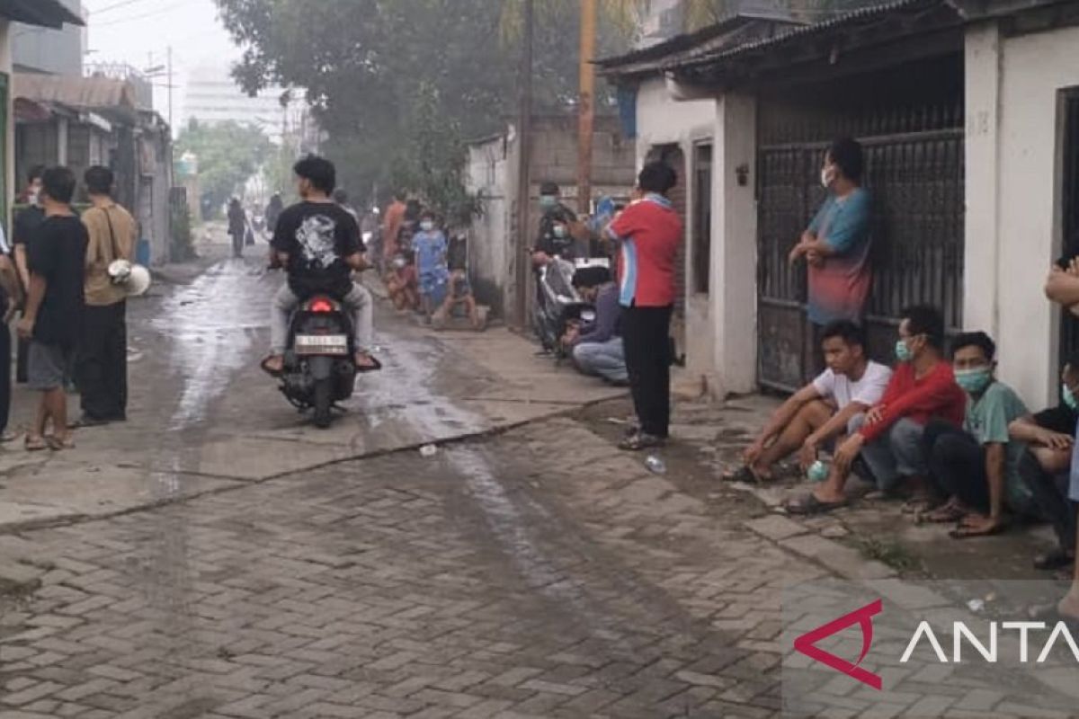Nakes bagikan masker ke warga terdampak asap kebakaran pabrik sandal