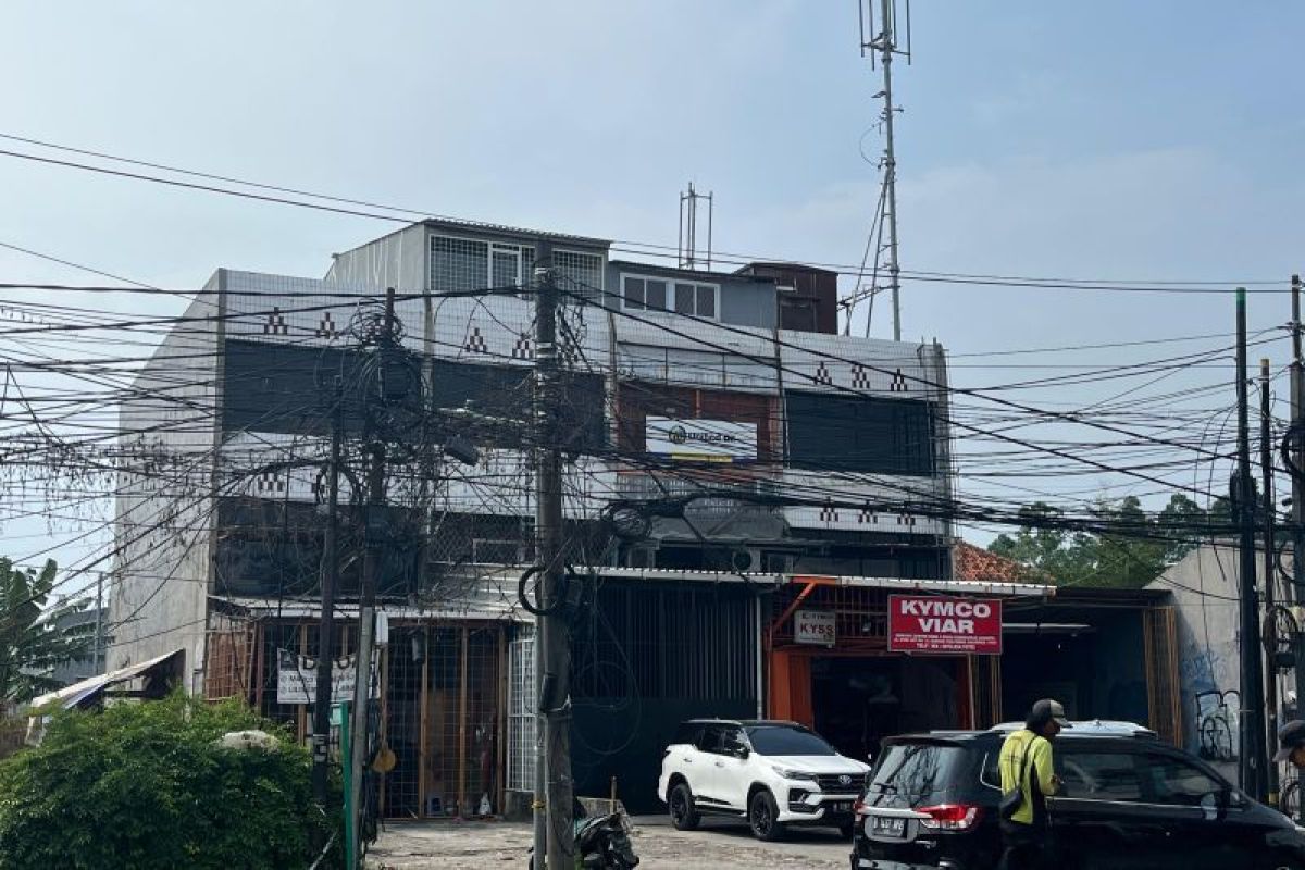 Kabel semrawut di Kalideres Jakbar kian resahkan warga