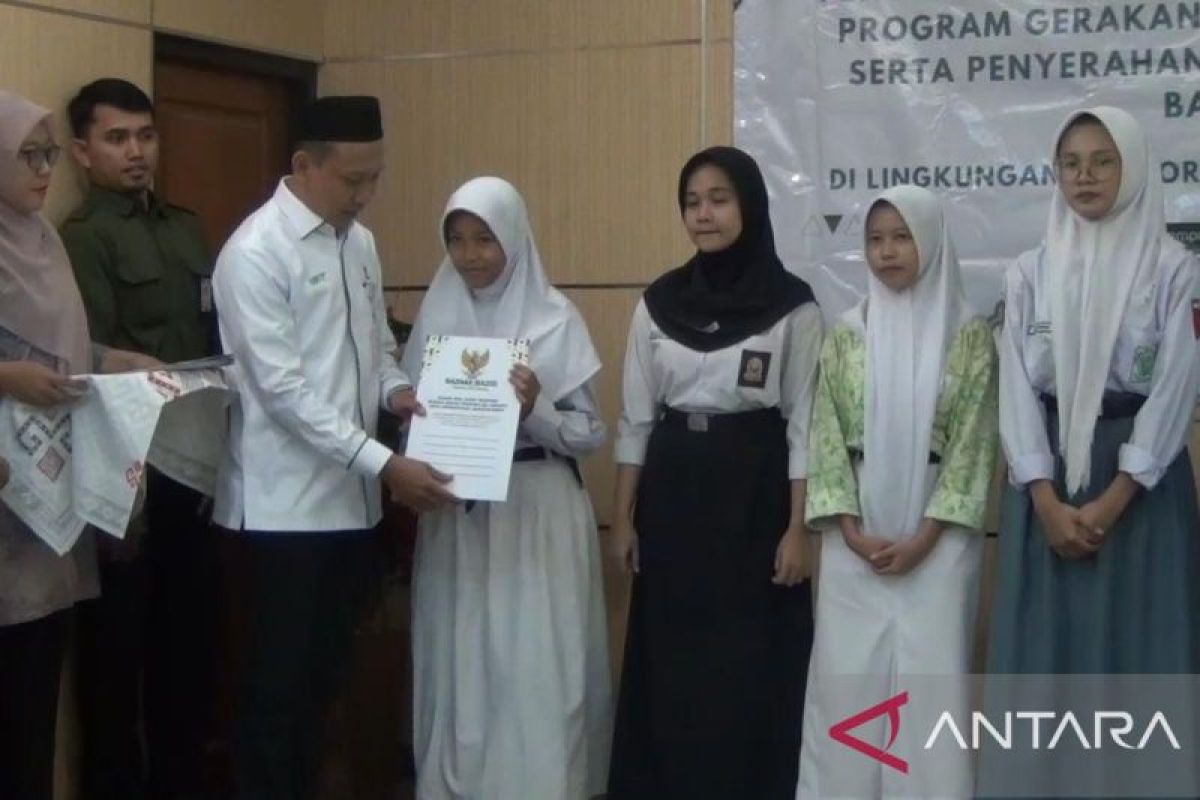 Pemkot Jakbar-Baznas Bazis tebus izajah 118 siswa terkendala ekonomi
