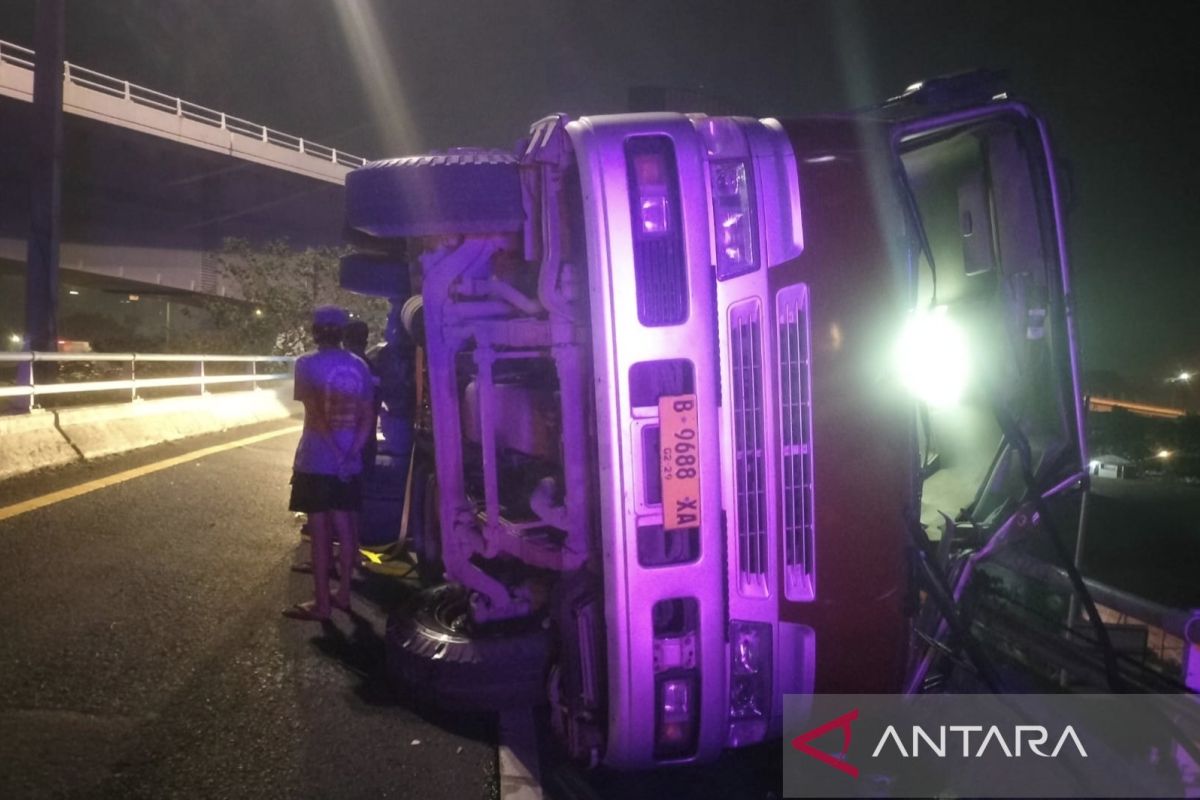 Muatan berlebih, truk trailer alami kecelakaan di Tol Layang Tomang