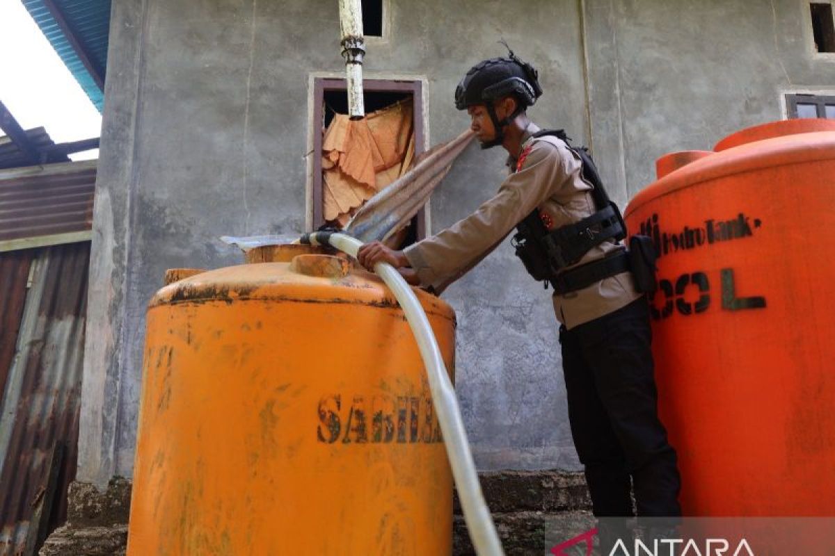 Polda PBD salurkan 20 ribu liter air bersih untuk masyarakat di Sorong