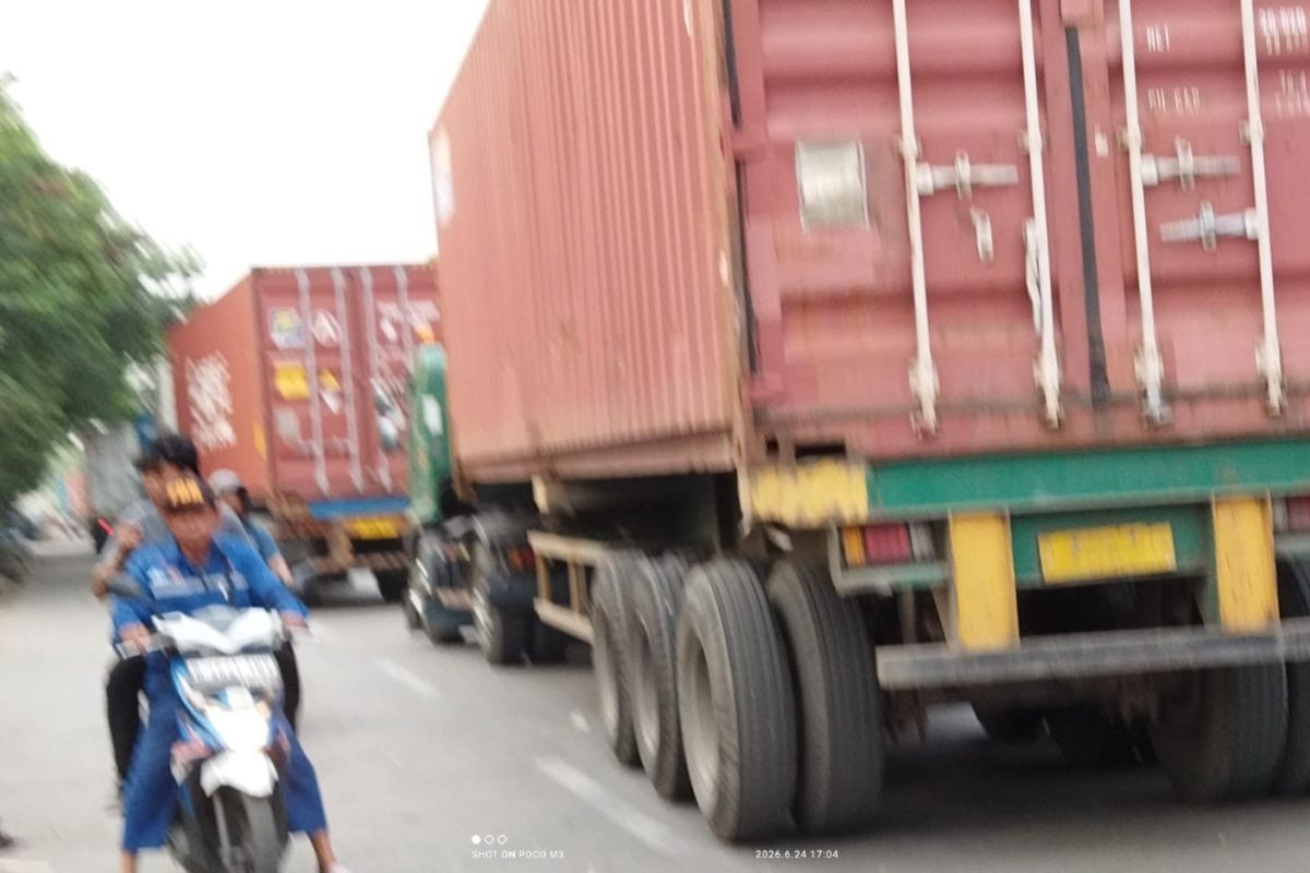 Warga keluhkan antrean panjang truk trailer di Cakung-Cilincing