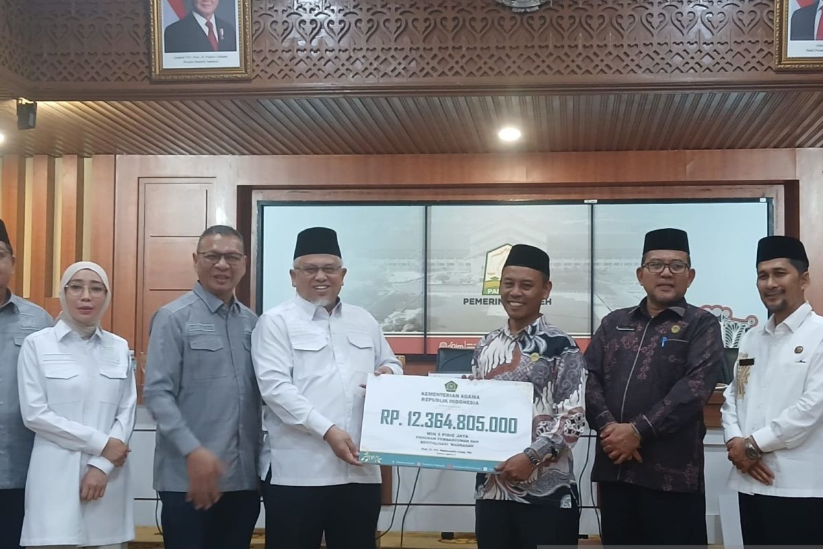 Kemenag dan DPR serahkan Rp15,4 miliar bantuan kebencanaan untuk Aceh