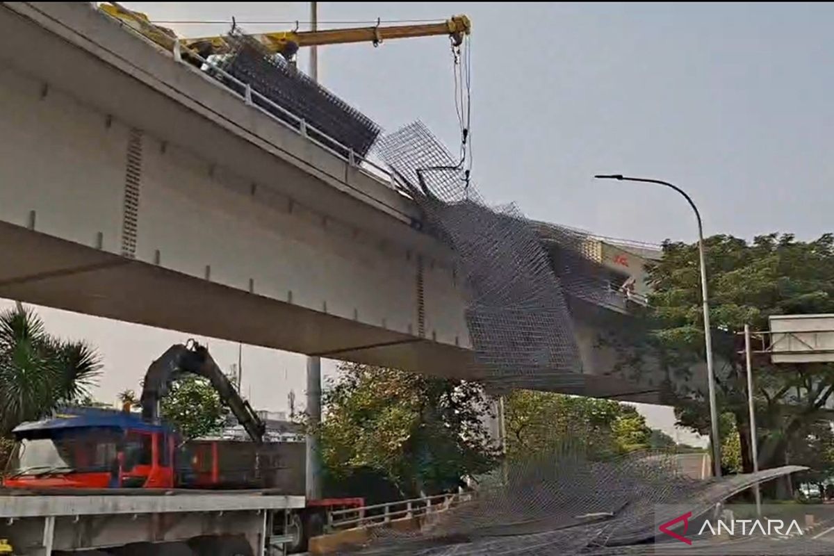 Truk terguling di FO Tomang, muatan besi kembali jatuh saat dievakuasi