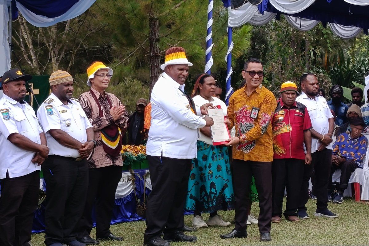 Kemenkum serahkan surat ciptaan Noken Cendrawasih ke Pemkab Jayawijaya