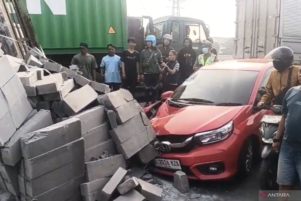 Diduga mengantuk, truk bermuatan hebel terguling dan timpa mobil di Jaktim