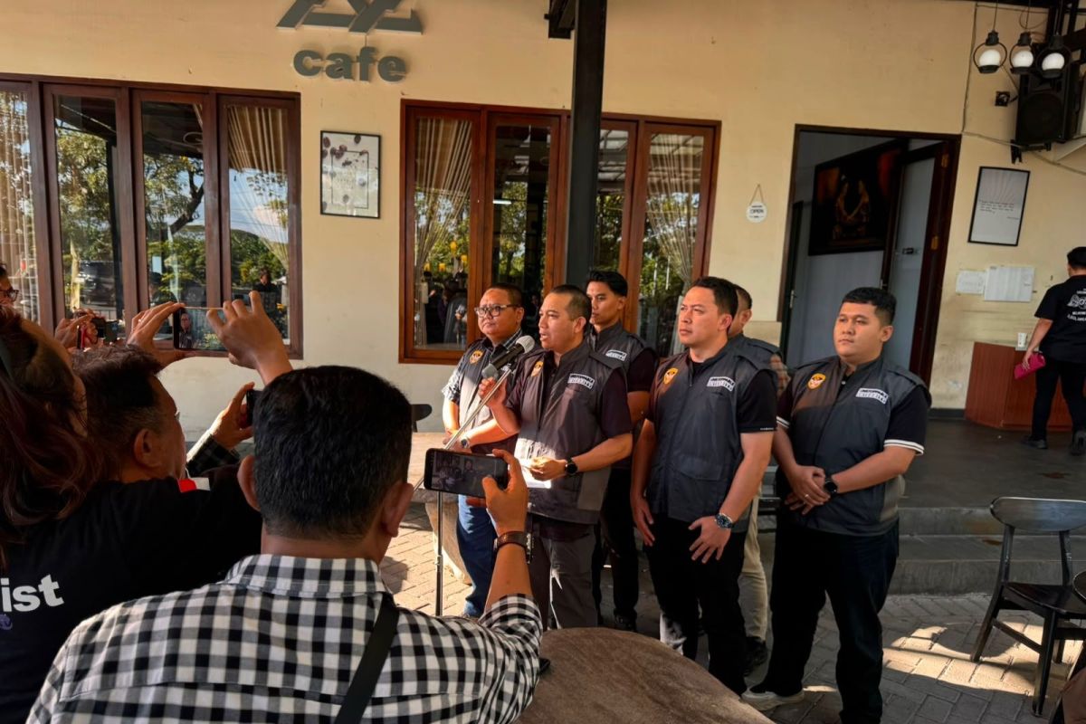 Kortastipidkor geledah dua kafe terkait korupsi impor ponsel ilegal
