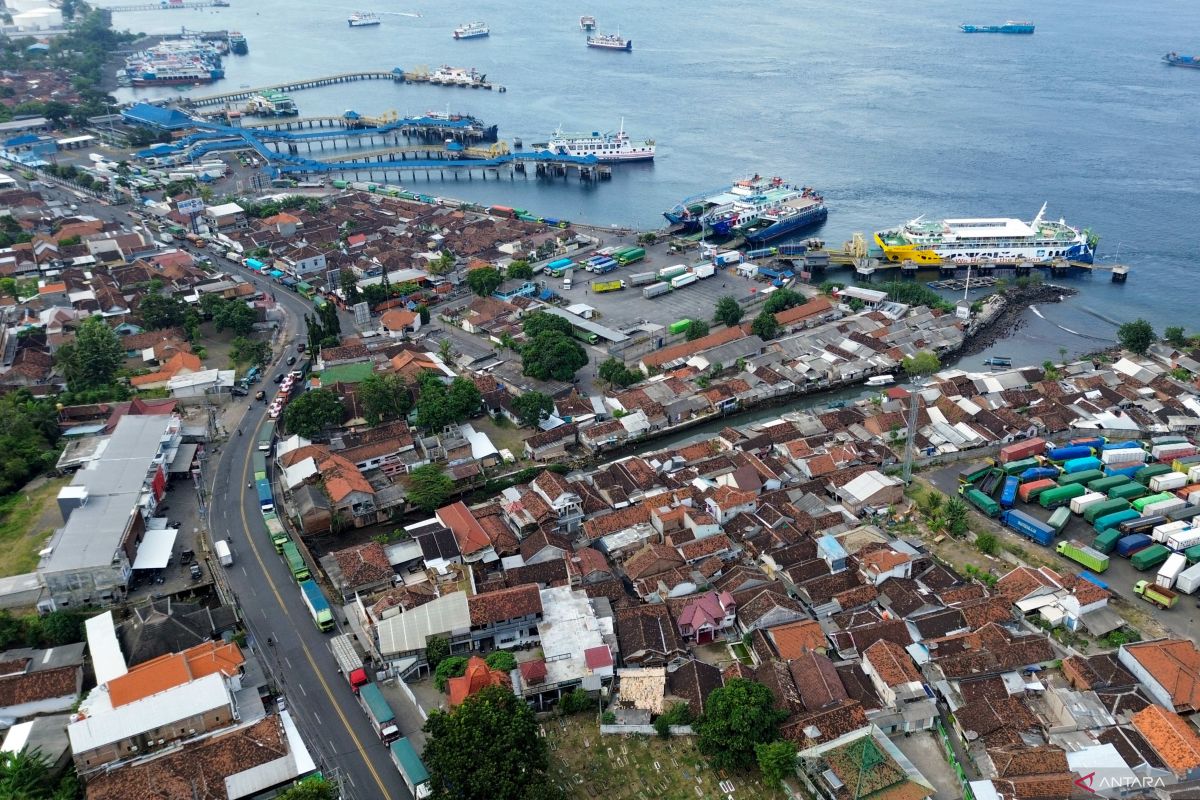 Antrean truk di Pelabuhan Ketapang