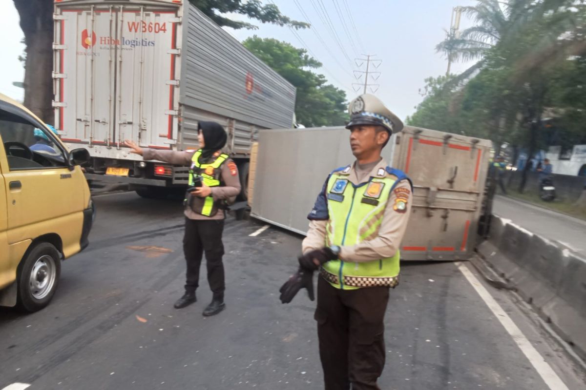 Truk boks terguling di Jalan Daan Mogot Jakbar
