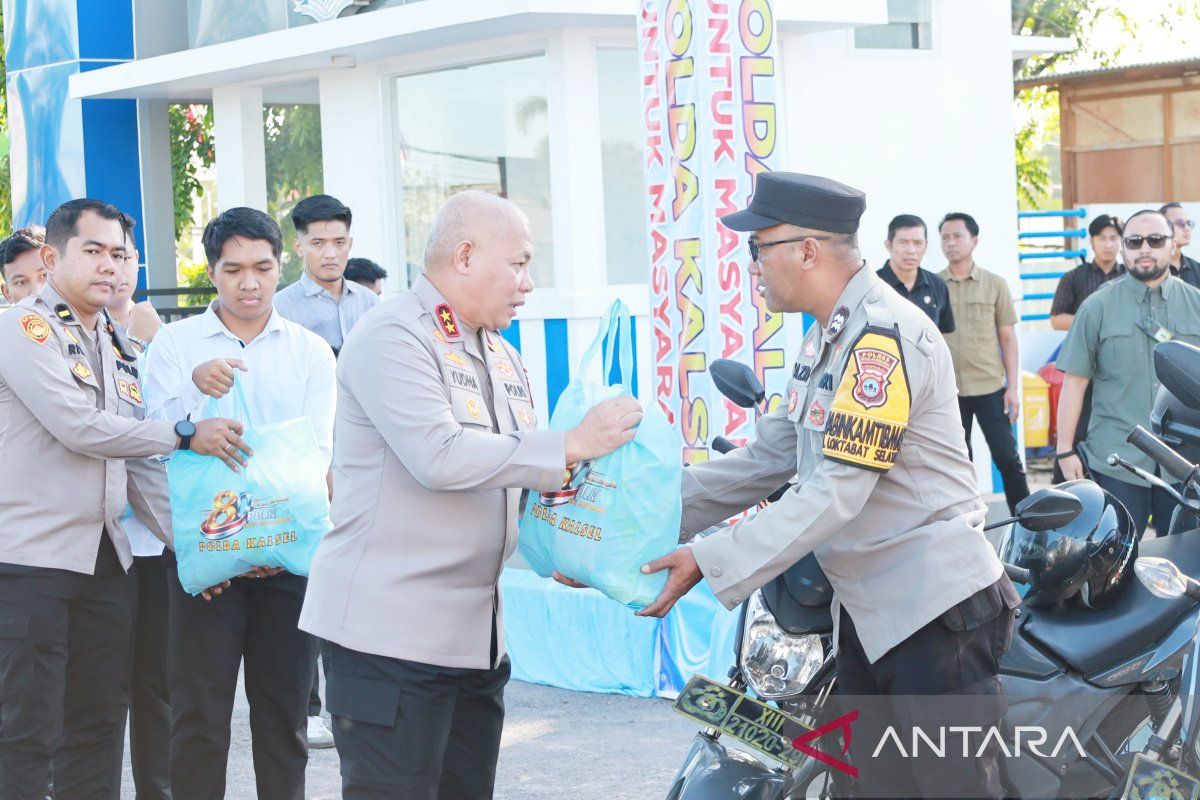 Polda Kalsel bagikan 2.244 paket sembako dari rumah ke rumah