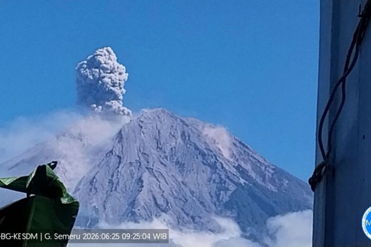 Gunung Semeru erupsi Kamis, tinggi letusan capai 1,2 km di atas puncak