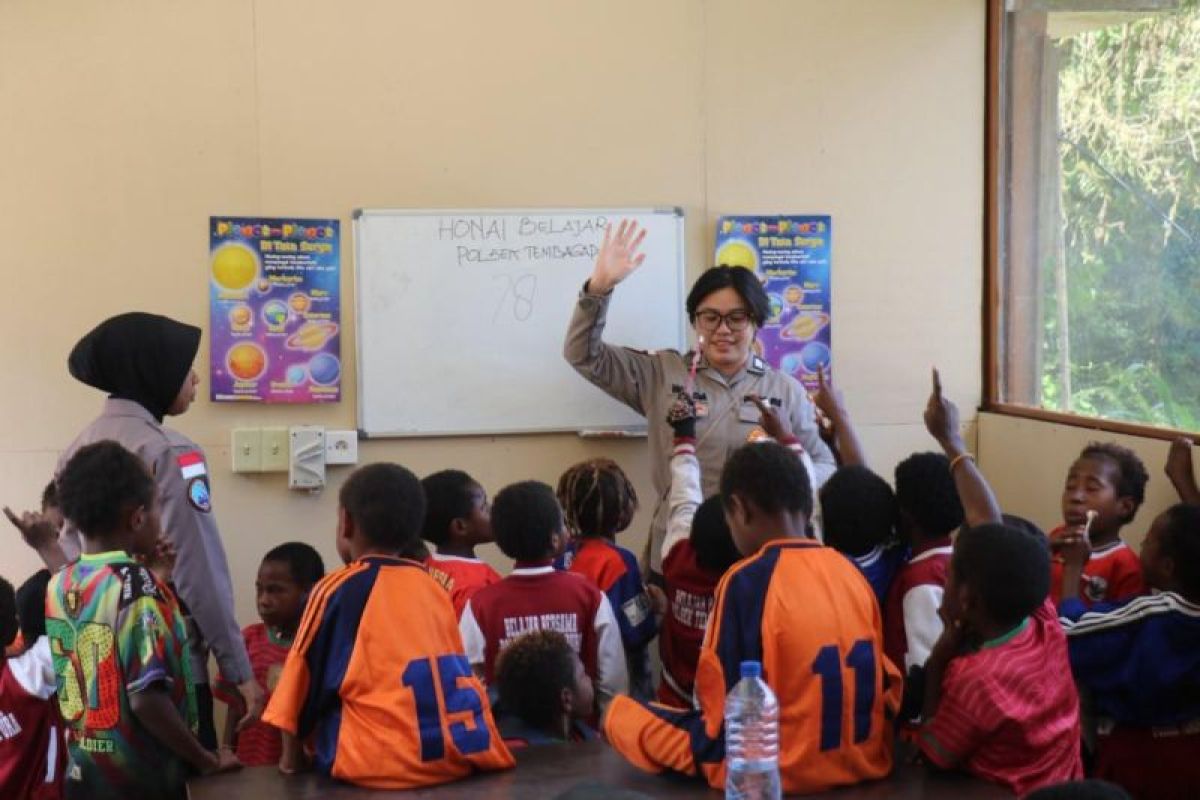 Satgas Damai Cartenz kenalkan geografi dan sains kepada anak-anak Tembagapura - ANTARA News Papua Tengah