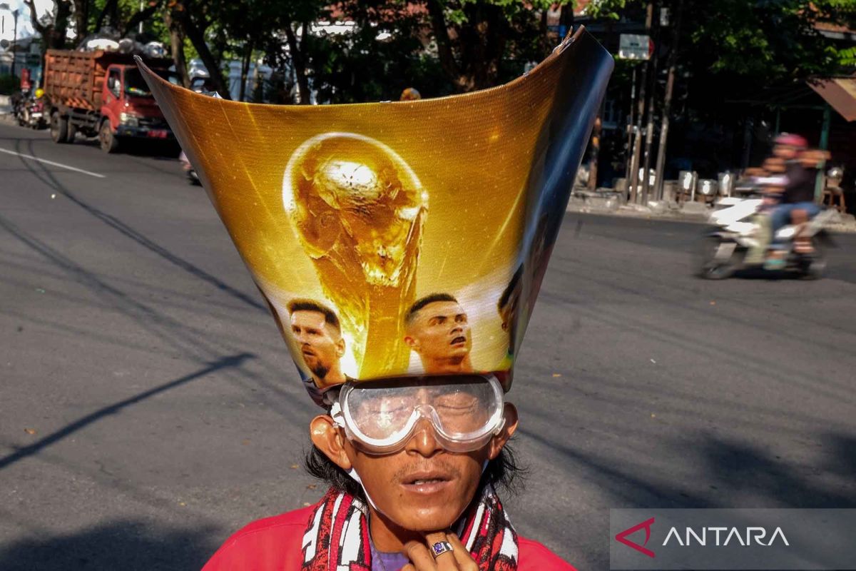 Supeltas berkostum ala suporter piala dunia