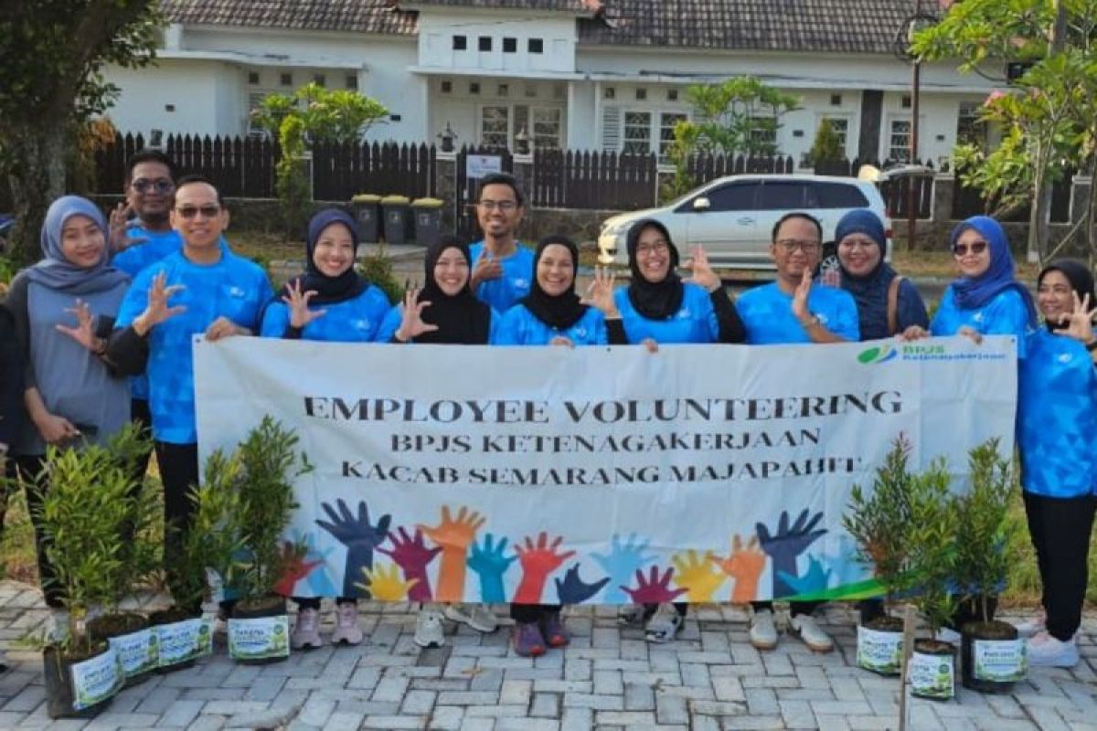 BPJS Ketenagakerjaan Semarang Majapahit galakkan aksi Go Green, tanam ratusan bibit pohon
