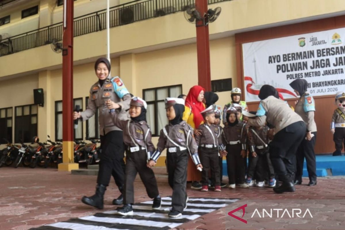 Polwan Jaga Jakarta perkenalkan tugas polisi kepada siswa TK di Jakpus