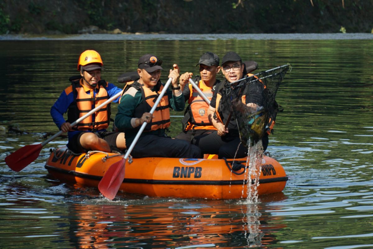 Pemkot Yogyakarta giatkan patroli sampah di sungai dengan menggunakan perahu