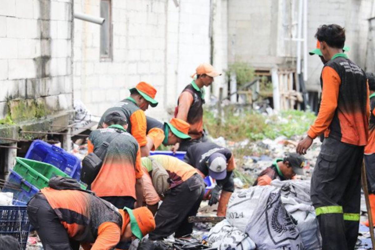 Petugas angkut 55,7 ton sampah di saluran penghubung Kali Gedong