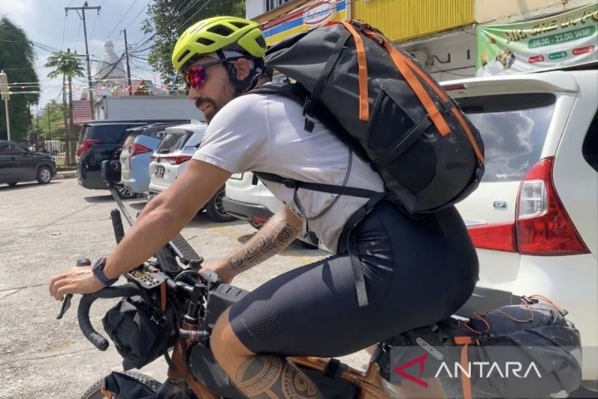 Petualang Swiss singgah di Riau dalam misi keliling dunia
