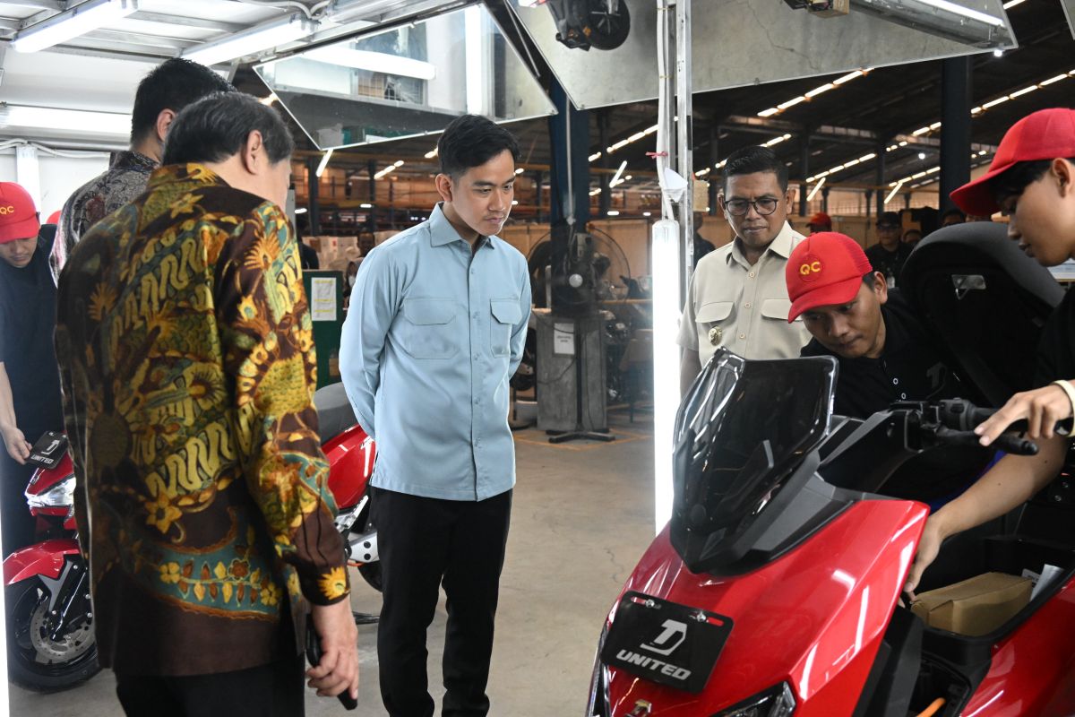 Tinjau produsen, Wapres dukung penguatan industri kendaraan listrik