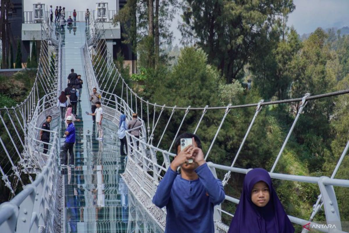 Pembukaan Jembatan Kaca Seruni Point Bromo