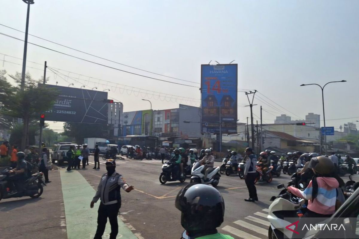Kecelakaan truk di Simpang Unisma Bekasi picu kemacetan panjang