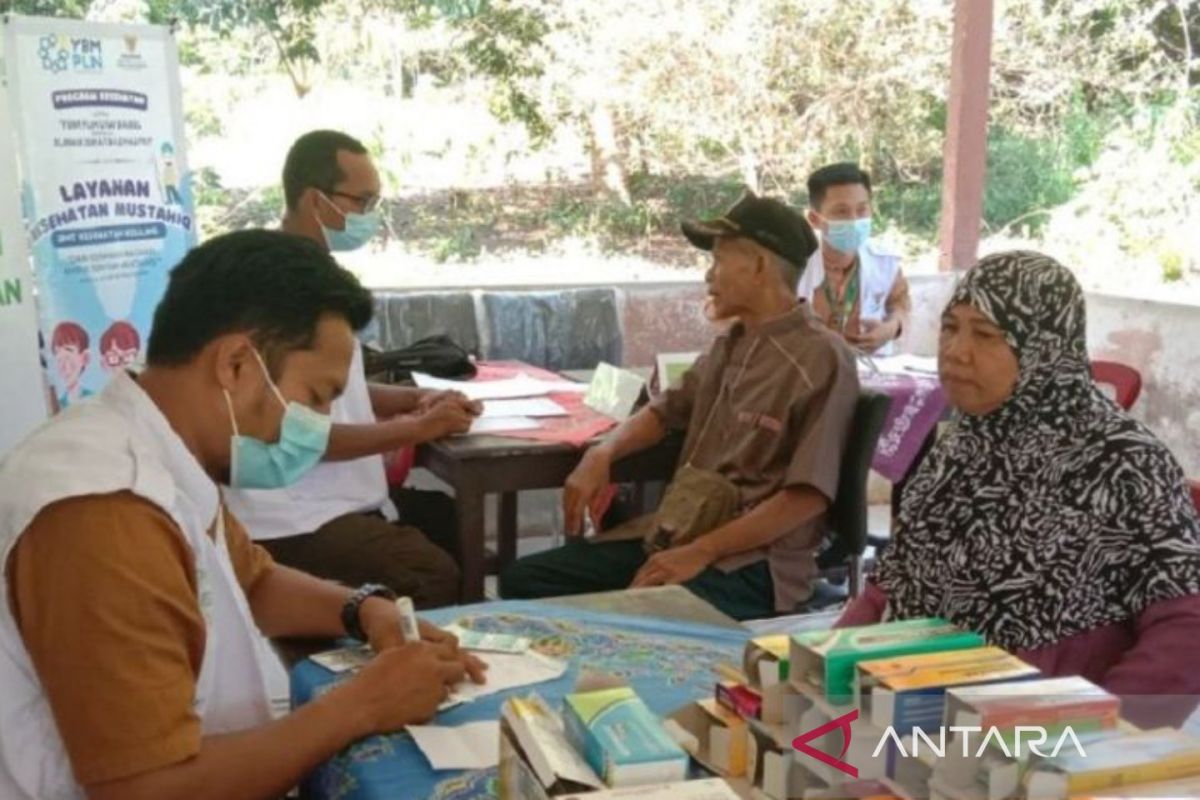 YBM PLN Babel-Baznas beri pelayanan kesehatan mustahik di pelosok
