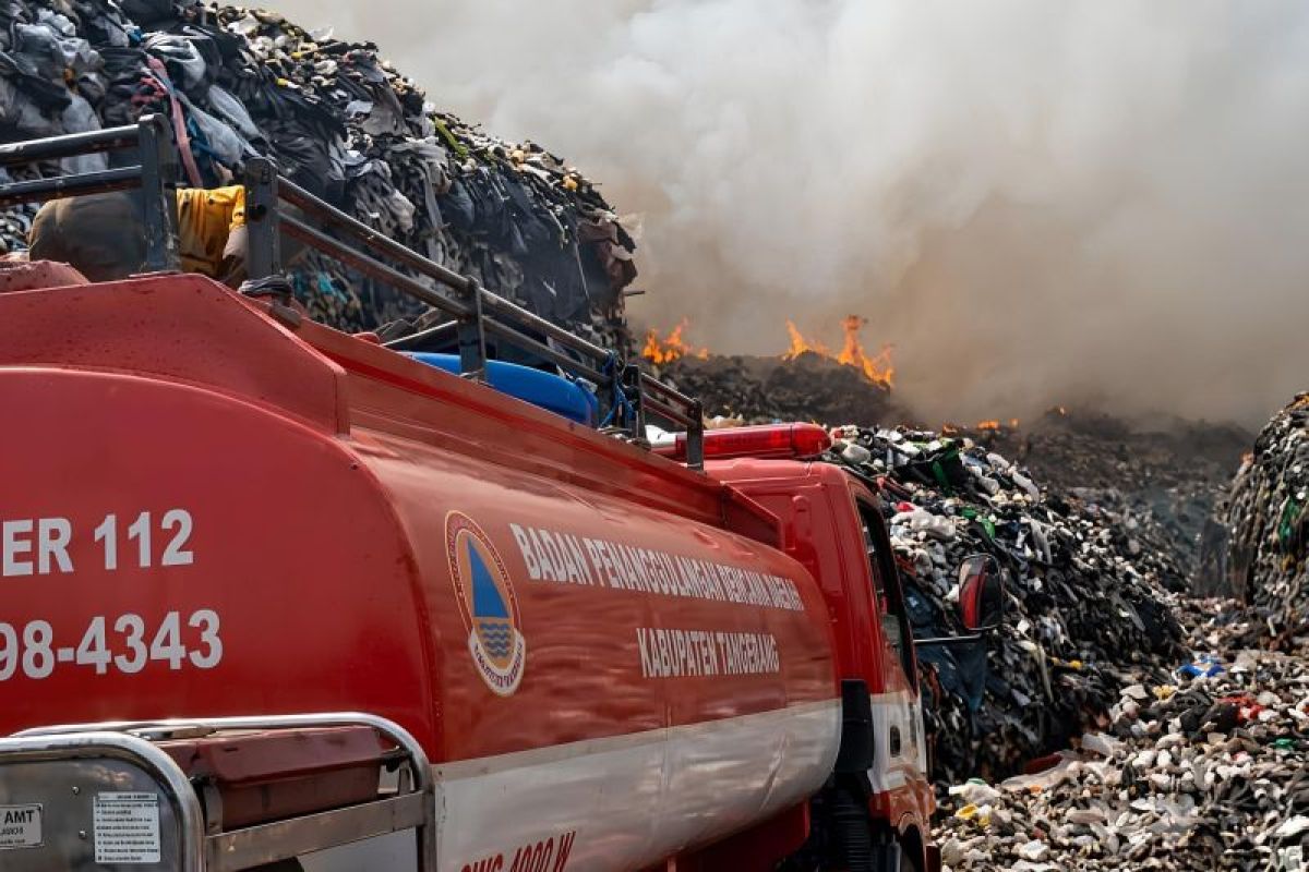 BPBD Tangerang kerahkan 30 personel tangani kebakaran TPA Jatiwaringin