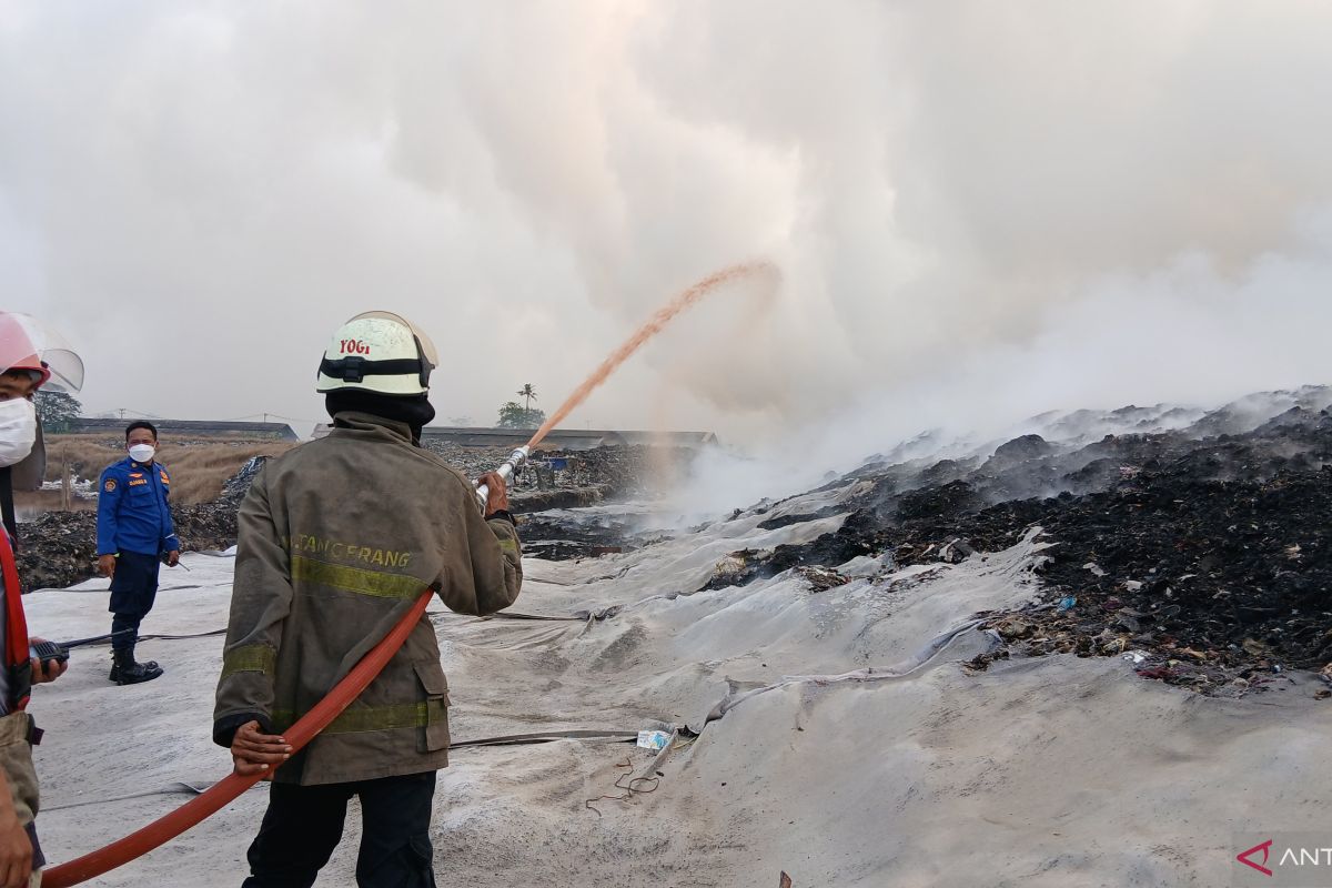 DLHK: Kebakaran TPA Jatiwaringin Tangerang meluas hingga dua hektare