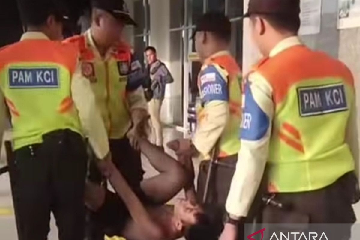 Sudinsos Jakbar amankan pria yang diduga ODGJ di Stasiun Duri