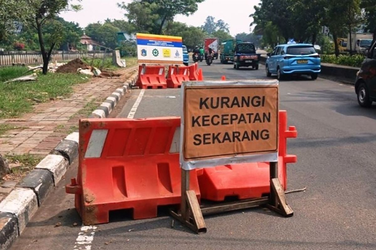 Cegah kecelakaan, rambu di galian Jalan Daan Mogot Jakbar ditambah