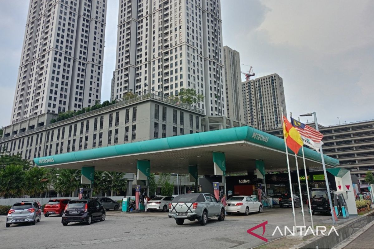 Malaysia turunkan harga bensin dan solar nonsubsidi selama sepekan