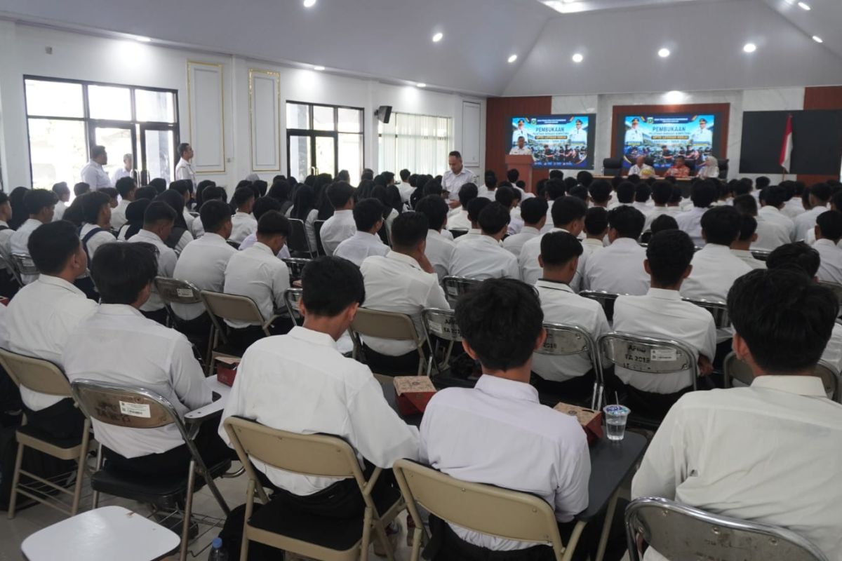 萬丹人力和移民部培訓中心提高了192名學員的資格
