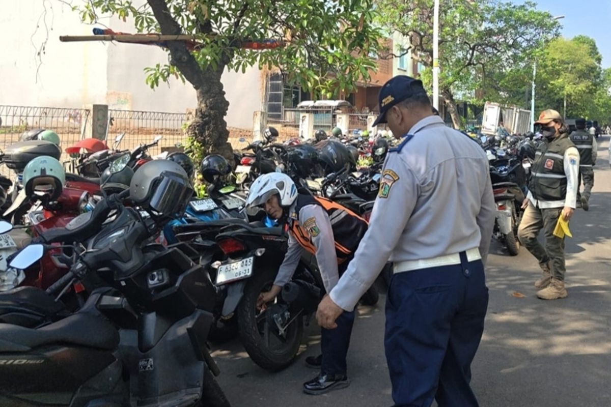 Petugas gabungan kembali lakukan operasi cabut pentil di SPB Kembangan