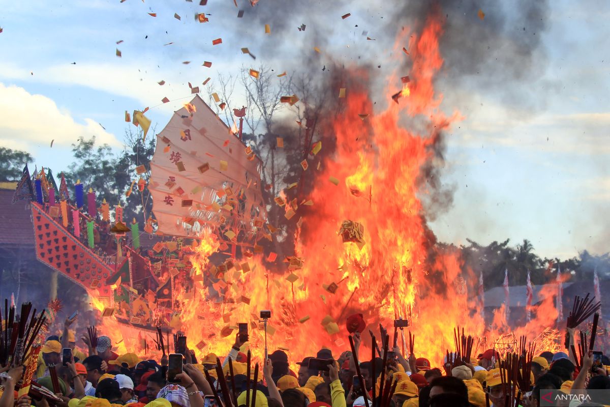 Puncak perayaan Ritual Bakar Tongkang 2026 di Bagansiapiapi